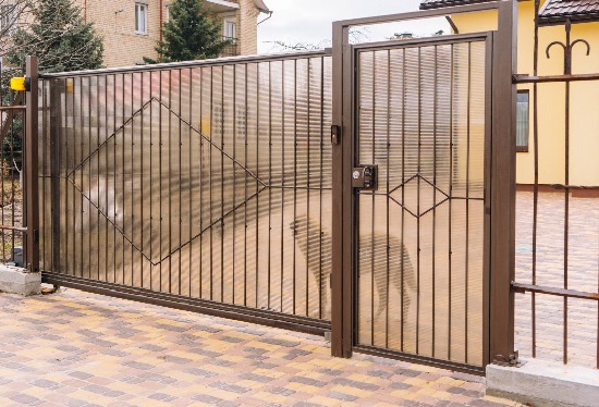 Купить ворота из профлиста с элементами ковки, с металлическими столбами в рамке или под дерево в Кизляре от 152550 руб