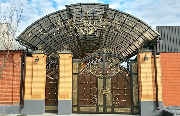 Купить или заказать ворота для дома с навесом - стильные и надежные решения для вашего участка в Кизляре от 41342 руб | ВоротМастер-Кзр